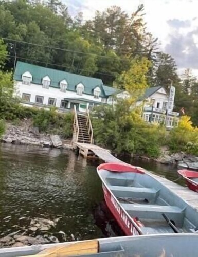 Ottawa River view 
Fishing/ Hunting Lodge for groups