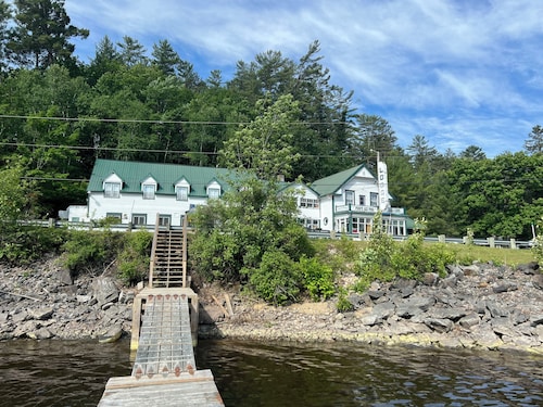 Ottawa River view 
Fishing/ Hunting Lodge for groups