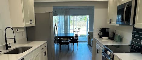 Mikrowelle, Ofen, Herdplatte, Geschirrspüler