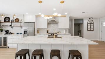 Fridge, microwave, stovetop, dishwasher
