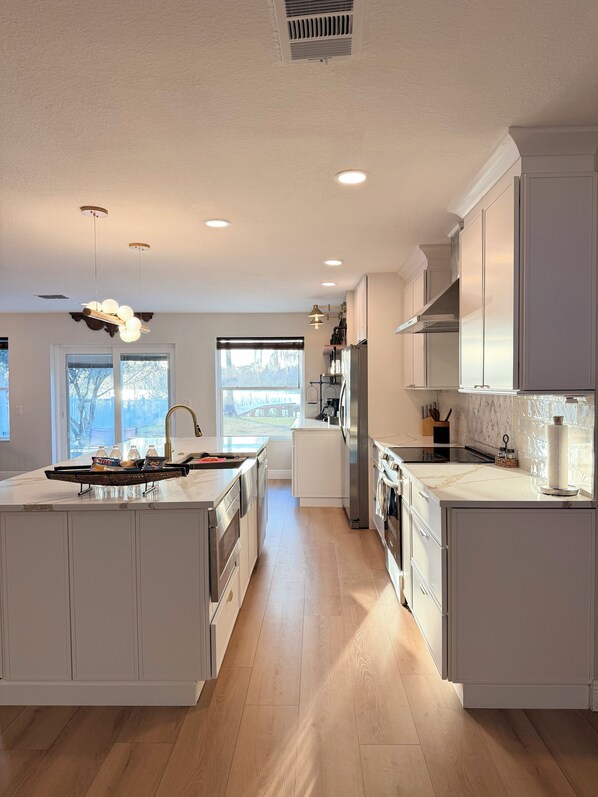 冷蔵庫、電子レンジ、コンロ、食器洗い機