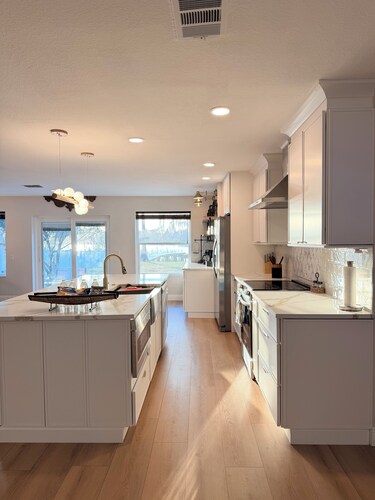 Newly Renovated 3BR Lakefront Retreat . Fishing, Kayaks & Sunset Views . Odessa