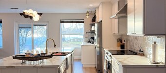 Newly Renovated 3BR Lakefront Retreat . Fishing, Kayaks & Sunset Views . Odessa