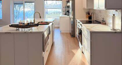 Newly Renovated 3BR Lakefront Retreat . Fishing, Kayaks & Sunset Views . Odessa