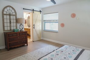 WiFi, bed sheets - Beautifully Remodeled 3BR Home  Modern & Lake front (Odessa)