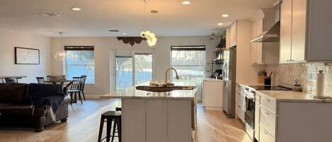 Fridge, microwave, stovetop, dishwasher