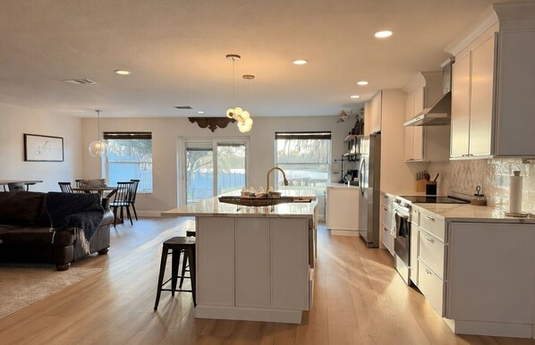 Fridge, microwave, stovetop, dishwasher