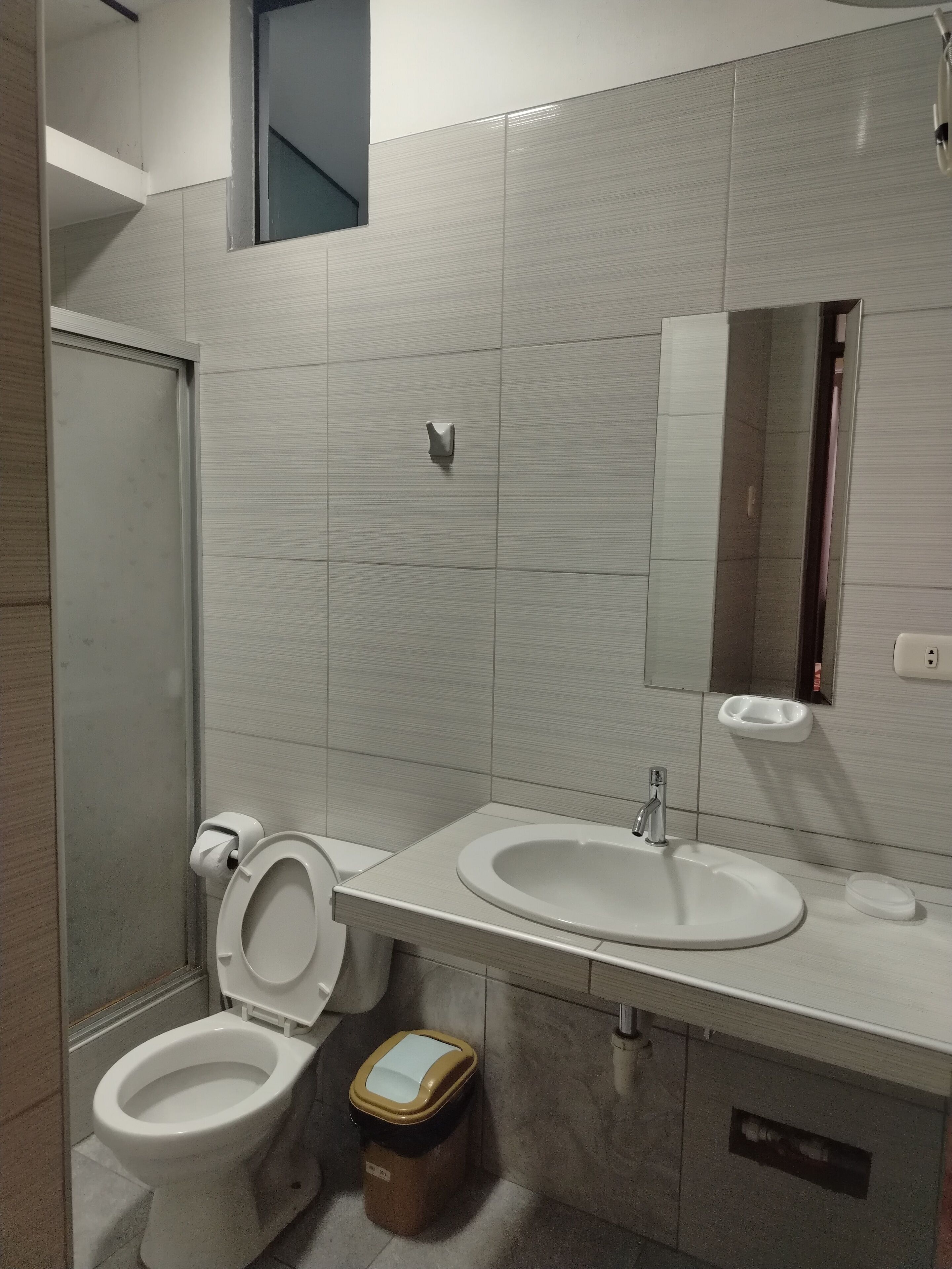 Douche, serviettes fournies, papier toilette