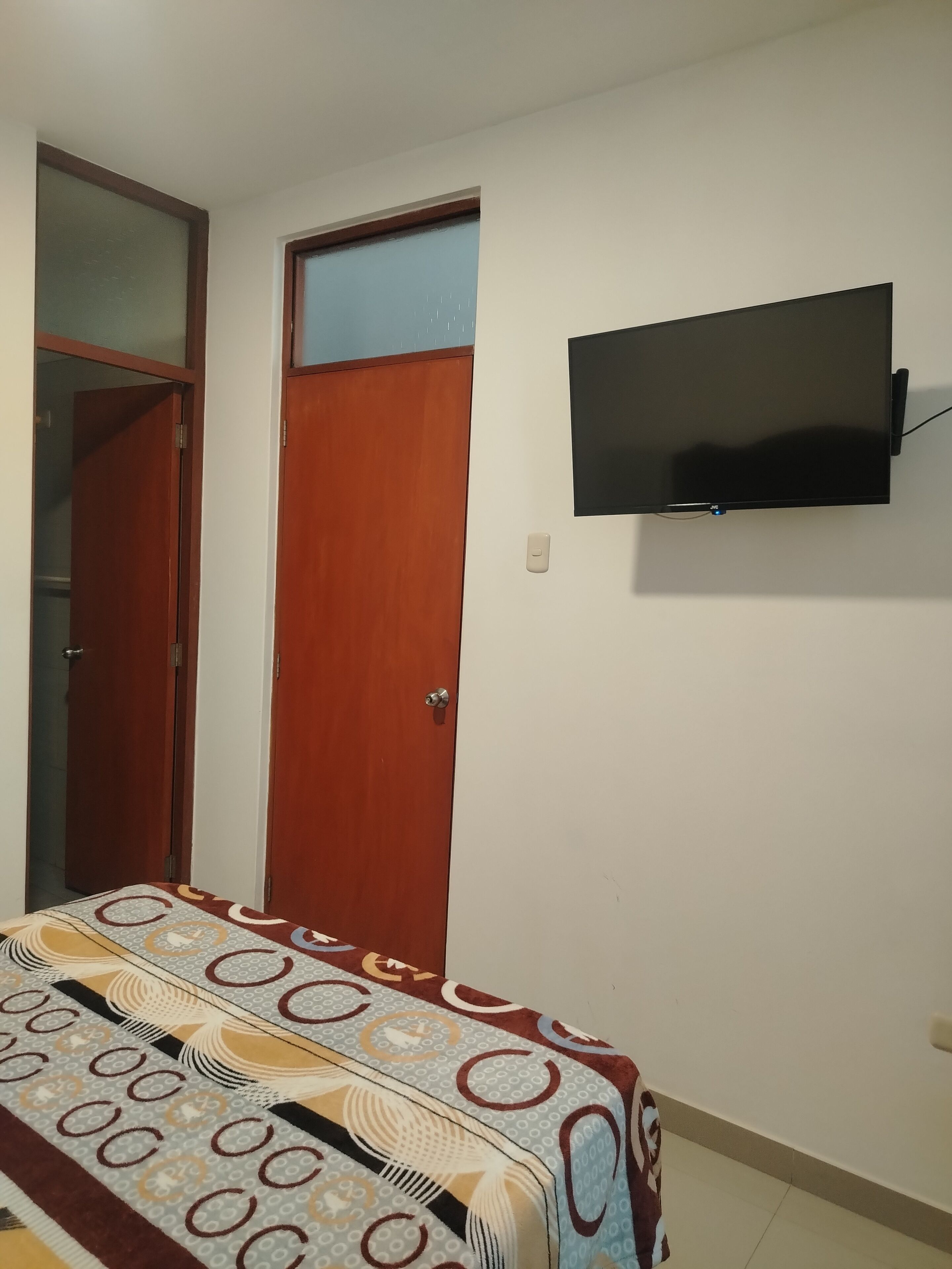 Tabla de planchar con plancha, wifi y ropa de cama 