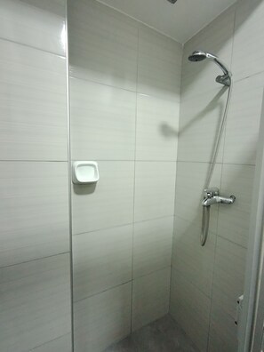 Douche, serviettes fournies, papier toilette