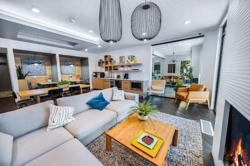 Sugarhouse! Mtn Views!|TopFloor|King|Parking|Gym