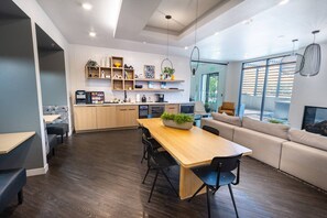 Dining - Sugarhouse! Mtn Views!|TopFloor|King|Parking|Gym (Salt Lake City)