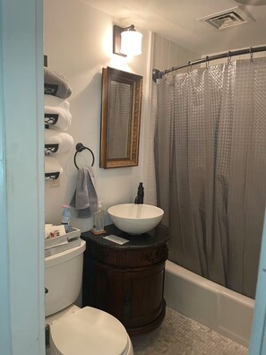 Toalhas de banho, sabonete, papel higiênico 