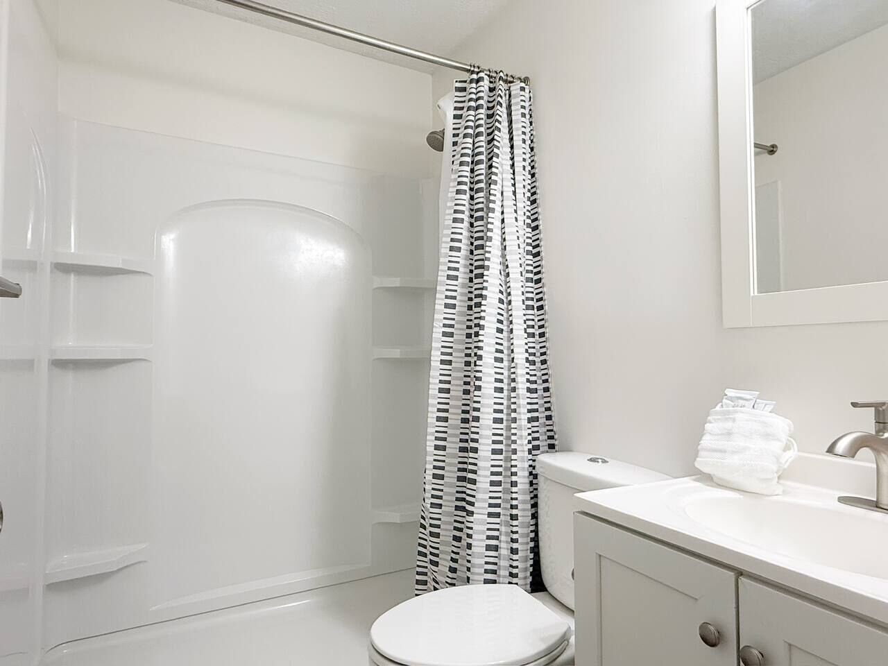Douche, sèche-cheveux, serviettes fournies, savon