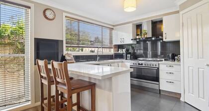 Boater's Retreat - just a short drive to the highway