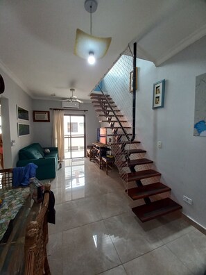 Living area - Penthouse with private barbecue and pool, prime area of ​​Praia Grande. (Ubatuba)