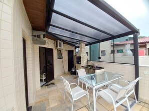 Outdoor dining - Penthouse with private barbecue and pool, prime area of ​​Praia Grande. (Ubatuba)