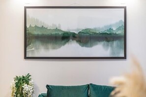 Ein gerahmtes Landschaftsbild an der Wand.