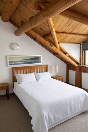 4 habitaciones, tabla de planchar con plancha, wifi y ropa de cama 