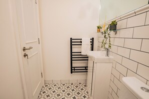 Ducha, secador de pelo, toallas y jabón