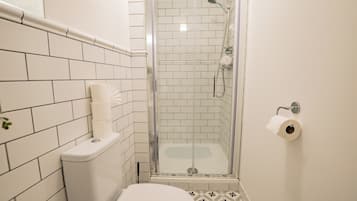 Regadera, secadora de cabello, toallas, jabón