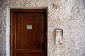 Exterior detail - Casa Eleonora - Zogno (Miragolo San Marco)