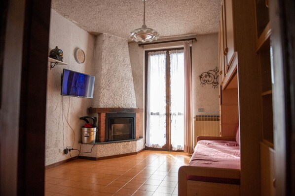 TV, caminetto