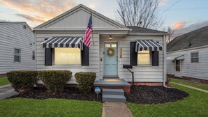 A single-story house with a front porch, a mailbox, and a wreath on the door. - Calming & Relaxing 2br Bungalow near UT, Tol Hosp. (Toledo)