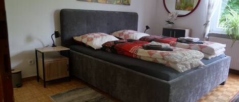 4 habitaciones, cuna de viaje, wifi gratis y ropa de cama