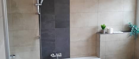 تجهيزات دش، مجففات شعر، مناشف، صابون