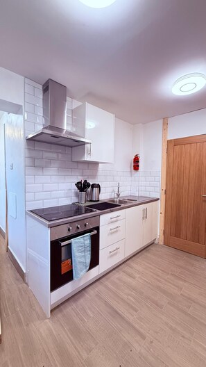 Microwave, oven, stovetop, dishwasher - Stylish Stay Near Gateacre – South Liverpool (Liverpool)