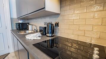 Frigorífico, microondas, horno y placa de cocina