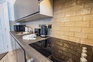 Een koelkast, een magnetron, een oven, een kookplaat