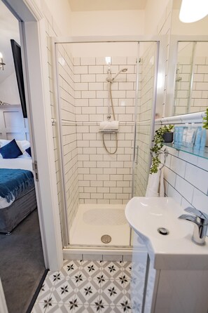 Shower, hair dryer, towels, soap - Modern Studio by Howth Marina (Howth)