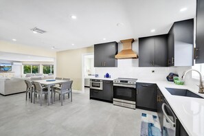 Private kitchen - Tropical vacation retreat! Waterfront and Heated pool! (Pompano Beach)
