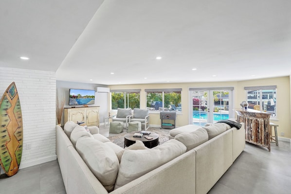 Living area - Tropical vacation retreat! Waterfront and Heated pool! (Pompano Beach)