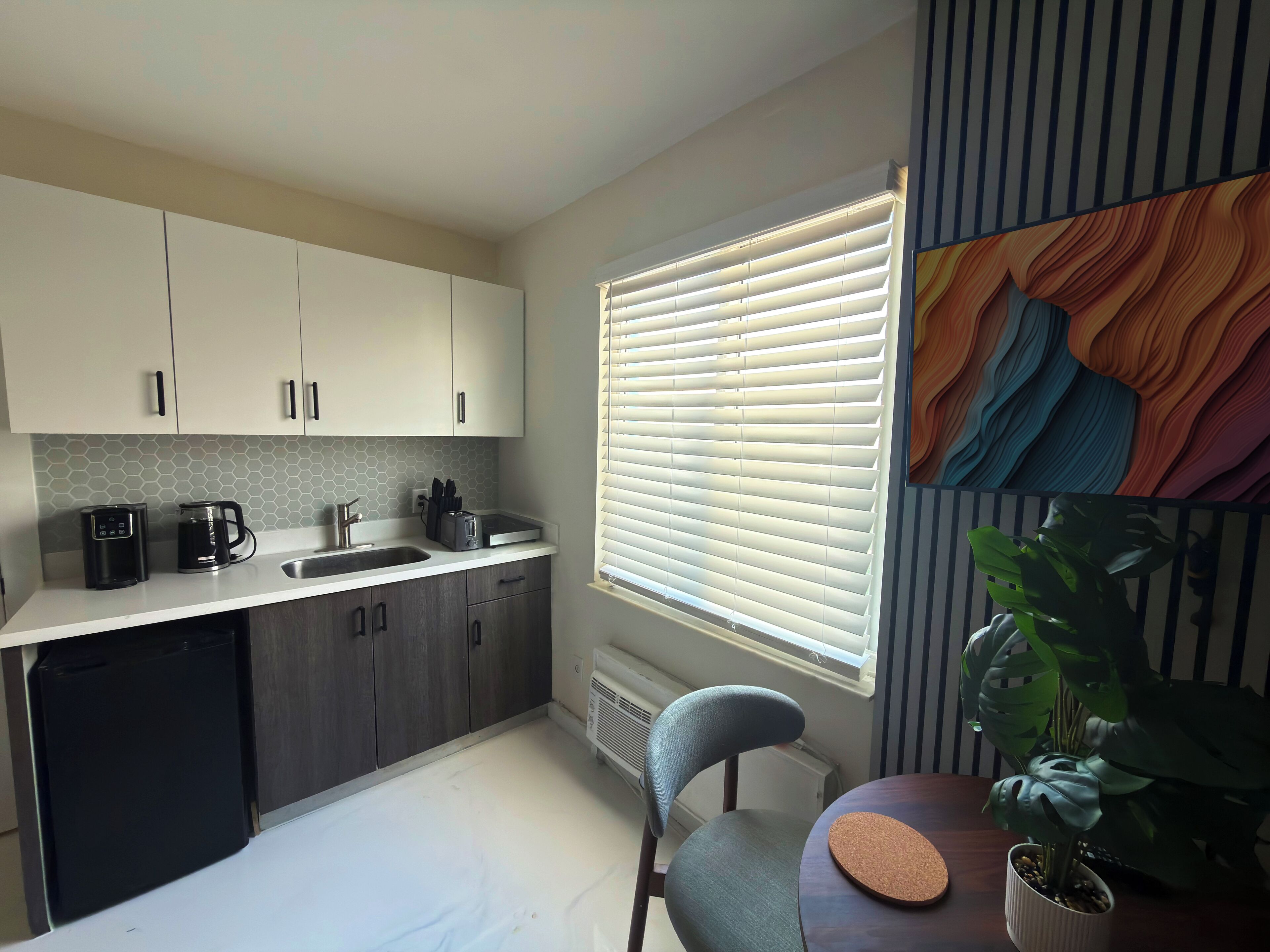 Estudi superior, vistes a la ciutat | Cuina privada | Frigorífic, microones, forn i placa de cuina 