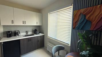 Superior Studio, City View | Private kitchen