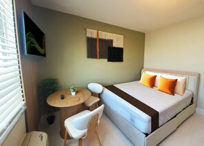 Deluxe Studio Suite, City View | Hypo-allergenic bedding, free minibar items, individually decorated - MB Playa Hotel and Apartments (Miami Beach)