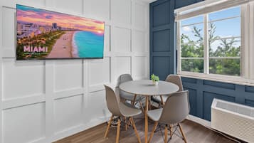 Elite Apartment, Garden View | In-room dining