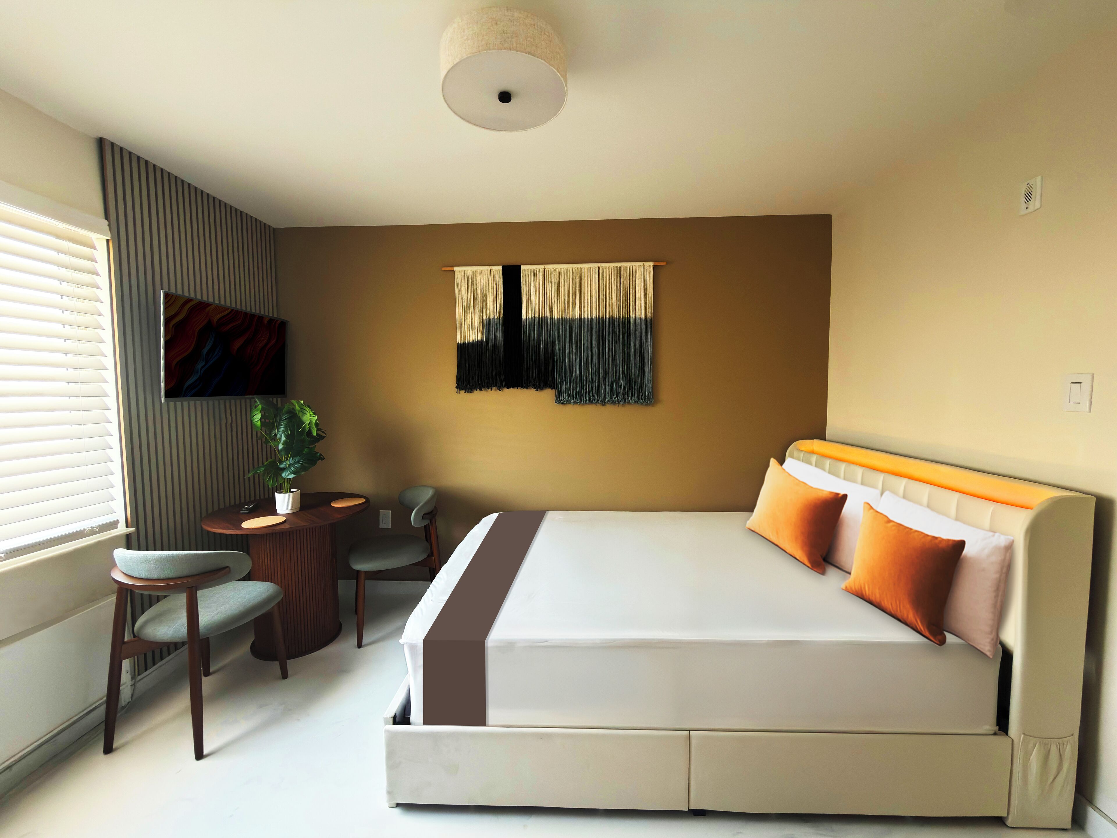 Estudi superior, vistes a la ciutat | Escriptori, planxa i posts de planxar i wifi gratuïta 