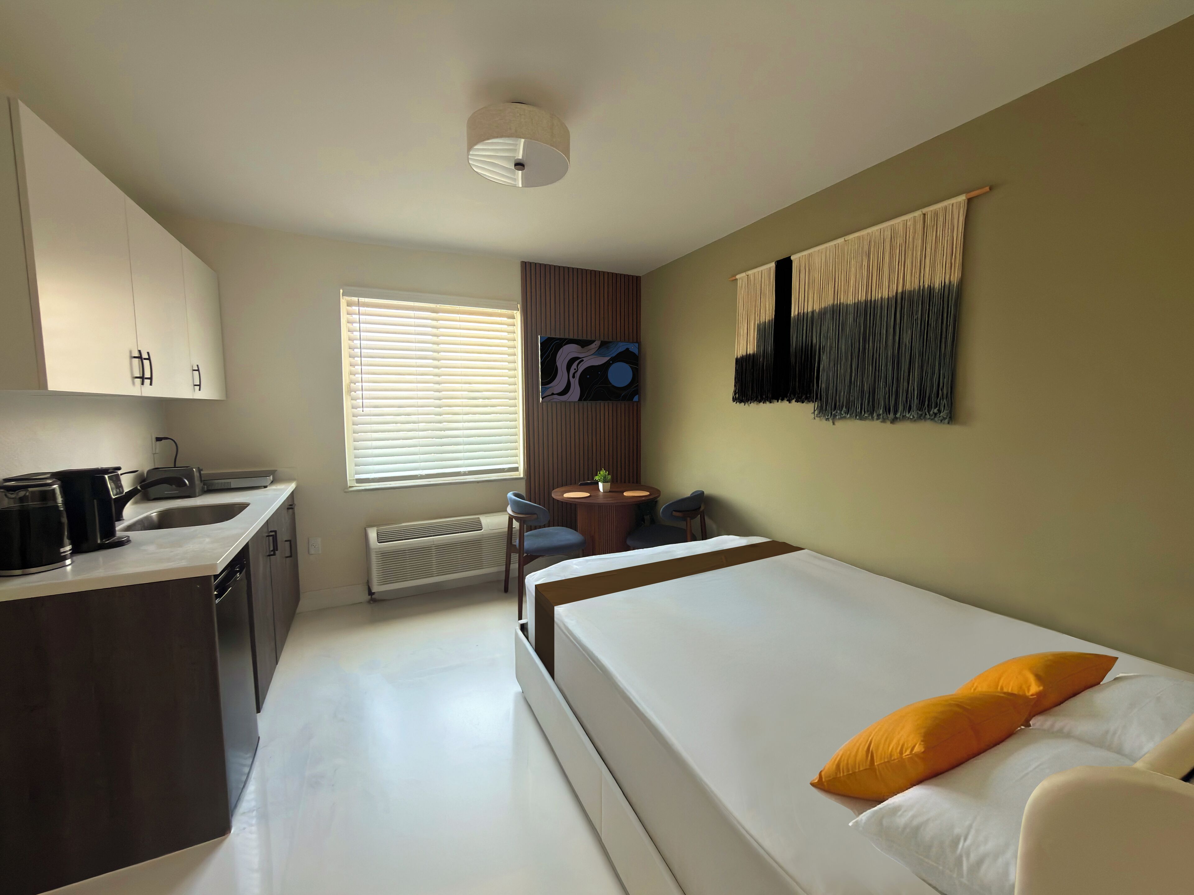 Estudi superior, vistes a la ciutat | Escriptori, planxa i posts de planxar i wifi gratuïta 