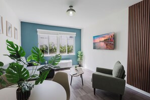 精品公寓 | 客厅 | 46-英寸智能电视（配备有线频道）