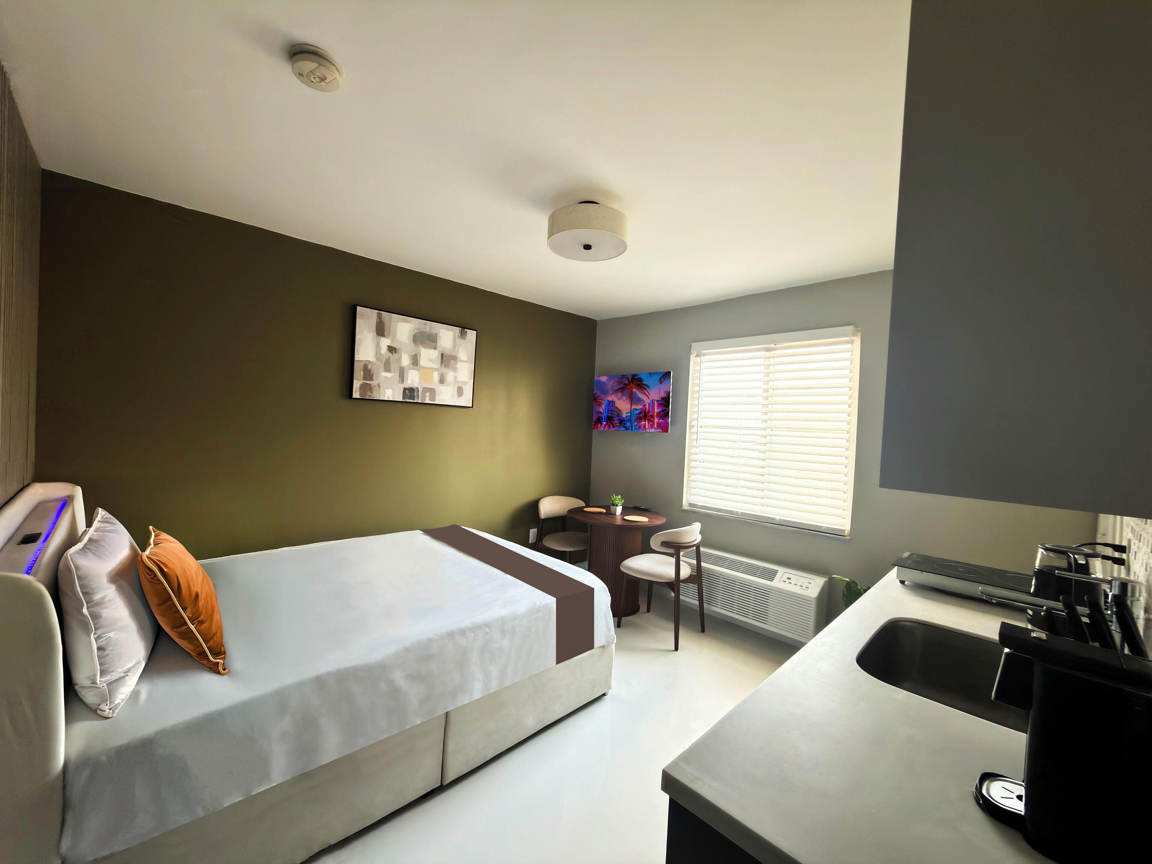 Estudi superior, vistes a la ciutat | Escriptori, planxa i posts de planxar i wifi gratuïta 