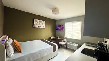 Superior-studio, kaupunkinäköala | Allergiatestatut vuodevaatteet, minibaari (osa tuotteista ilmaisia)