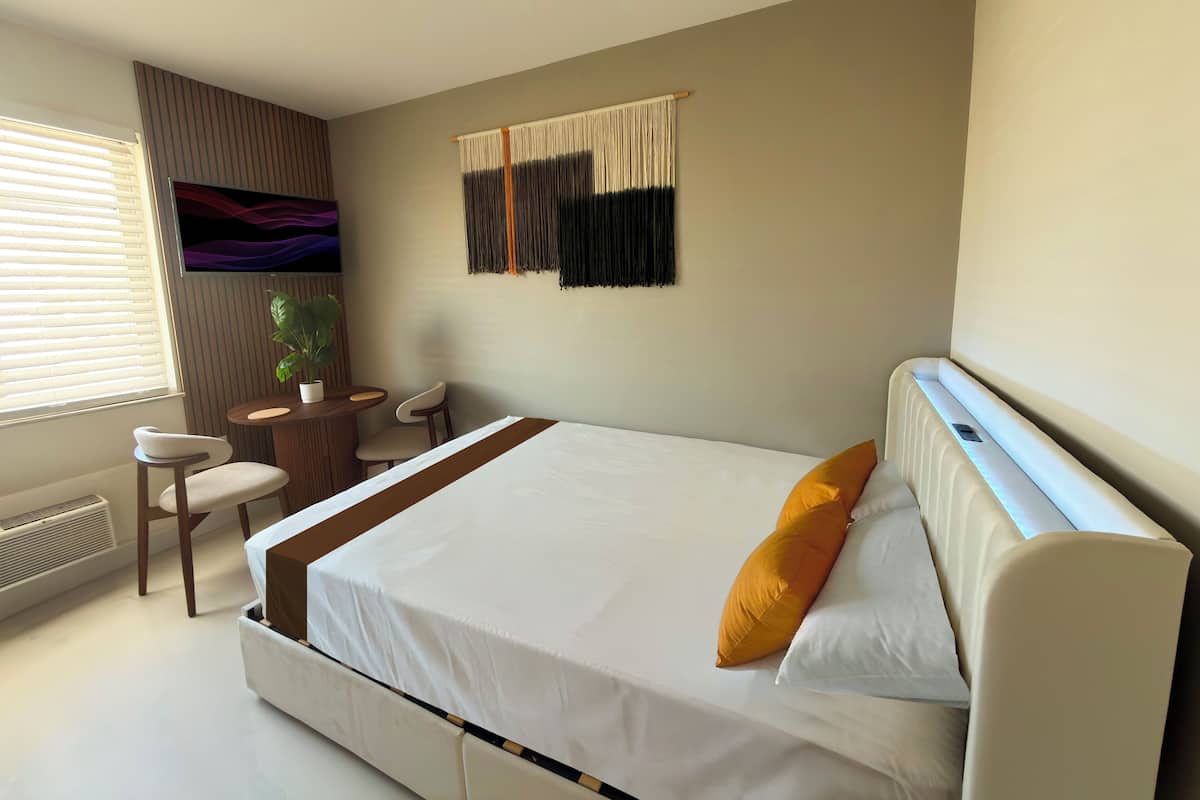 Estudi en suite Deluxe, vistes a la ciutat | Escriptori, planxa i posts de planxar i wifi gratuïta