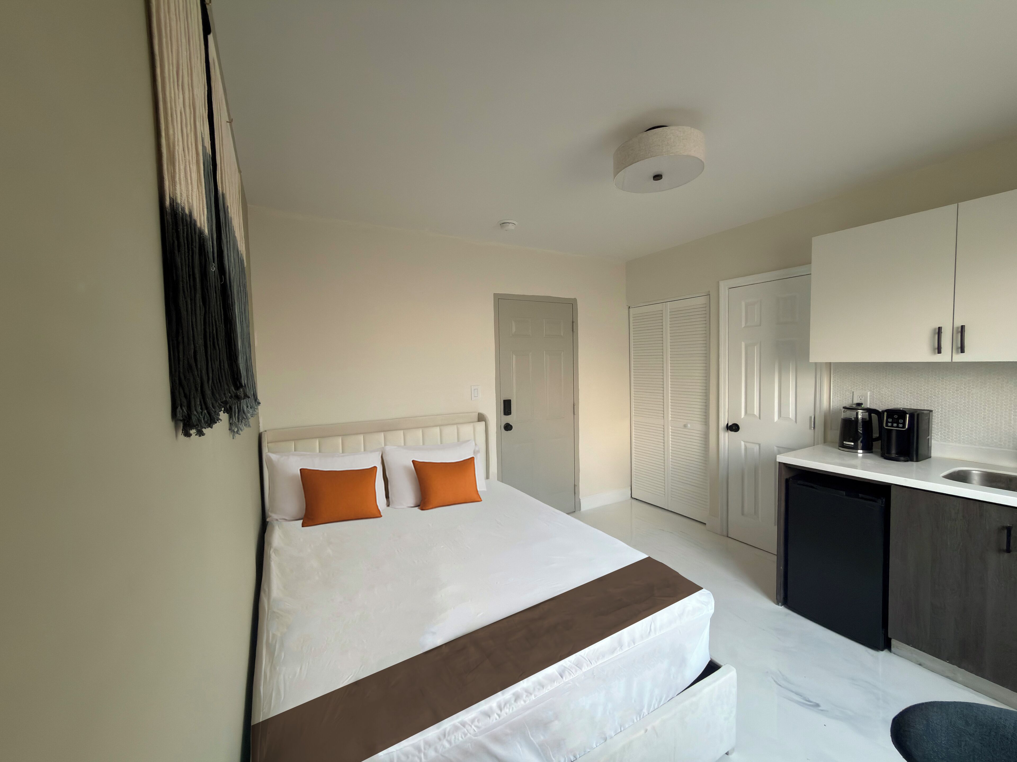 Estudi superior, vistes a la ciutat | Escriptori, planxa i posts de planxar i wifi gratuïta 