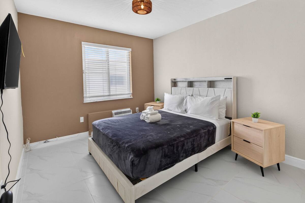 Elite Apartment | Hypo-allergenic bedding available, minibar (some free items), desk