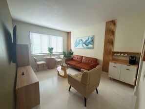 Elite Apartment | Living area | 46-inch Smart TV with cable channels - MB Playa Hotel and Apartments (Miami Beach)