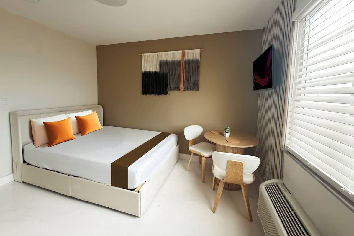 Estudi en suite Deluxe, vistes a la ciutat | Escriptori, planxa i posts de planxar i wifi gratuïta